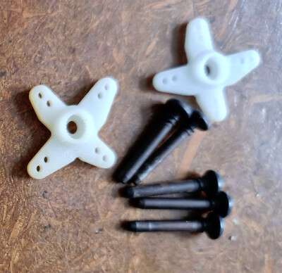 Tamiya Servoarme (2x) und Queerlenker Schrauben (4x)
