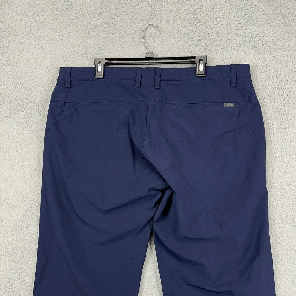 Calça de golfe Oakley masculina chino 40X32 azul marinho desempenho tecnologia elástica mistura de náilon - Imagem 3 de 4