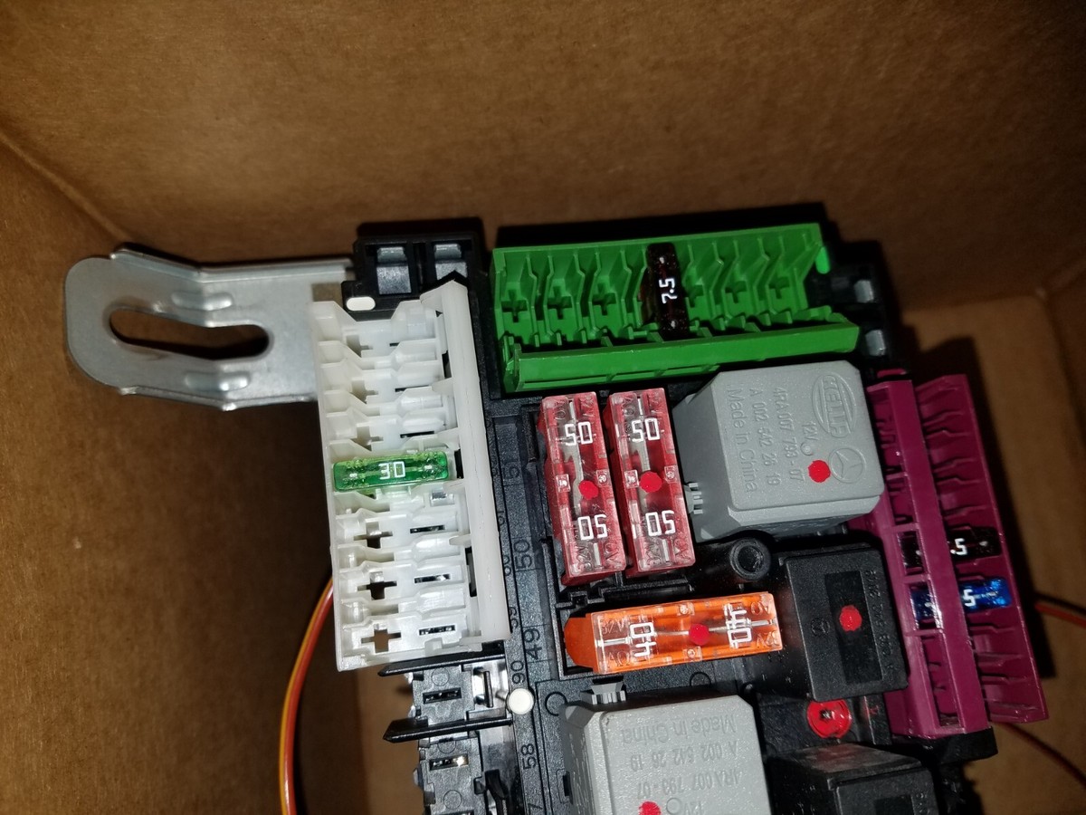 2009 2010 2011 MERCEDES BENZ W204 C300 C350 C63 AMG REAR SAM FUSE RELAY BOX 