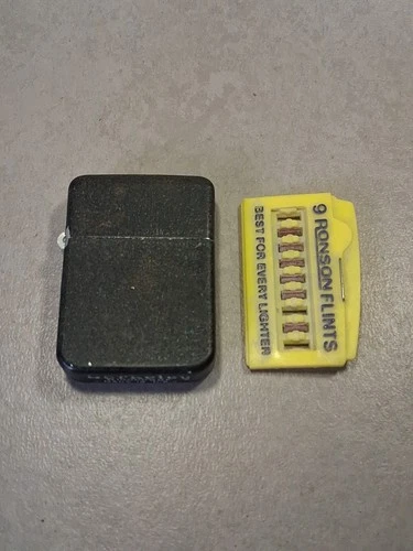 New ListingVINTAGE WW2 WWII MILITARY BLACK CRACKLE BERKELEY LIGHTER (NOT A ZIPPO) +6 Flints