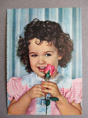 60er Jahre Postkarte süßes kleines Mädchen mit braunen lockigen Haaren & rosa Rose
