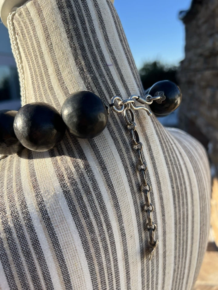 Collar Aadya Bazaar Amonita, Calavera Ámbar y Barro Negro y Arcilla Negra Oaxaqueña Foto 4 de 4