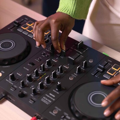 Pioneer DDJ-FLX4 2-Channel Serato Rekordbox DJ Controller w Pioneer DDJ-FLX4 2-Channel Serato Rekordbox DJ Controller w