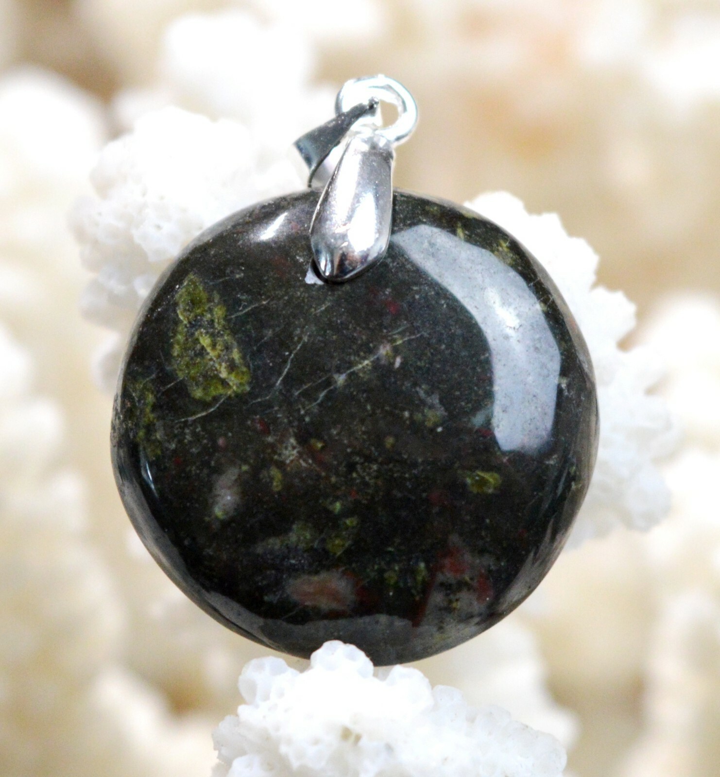 Pendentif rubis schiste 25 carats contre le stress, collier cabochon pierre naturelle d'Inde