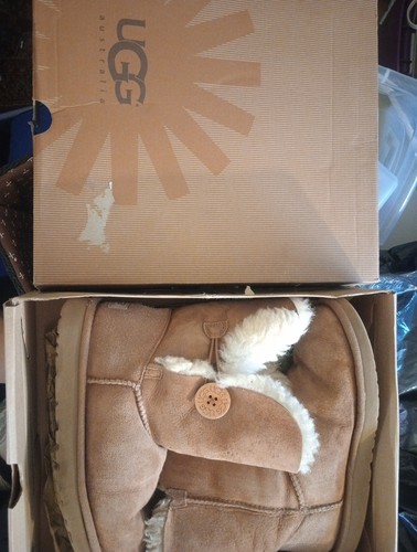 UGG AU Damen Bailey Button Stiefel Kastanie Lammfell Wildleder Größe 8 mit Karton – ELNC