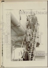 1974 Press Photo Israel's Yitzhak Rabin steps down from aircraft stand in London