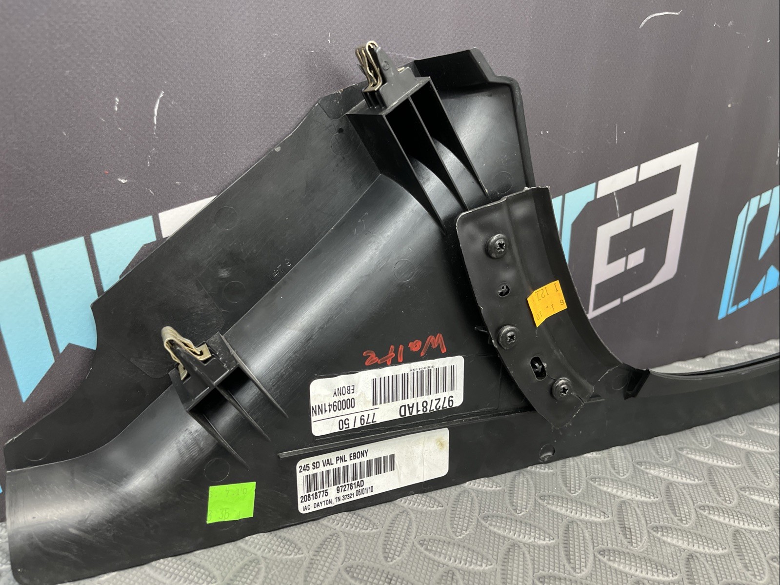 Chevrolet Corvette ZR1 2005-2013 Center console