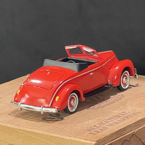 FORD CONVERTIBILE ROADSTER 1940 • RUOTE DORATE • 1/32 DieCast • COA • Nuovo con scatola - Foto 6 di 17