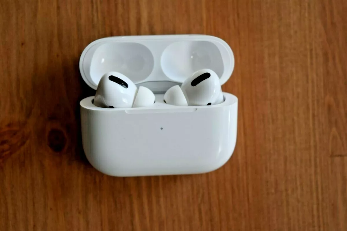 Apple AirPods with Wireless Charging Case 