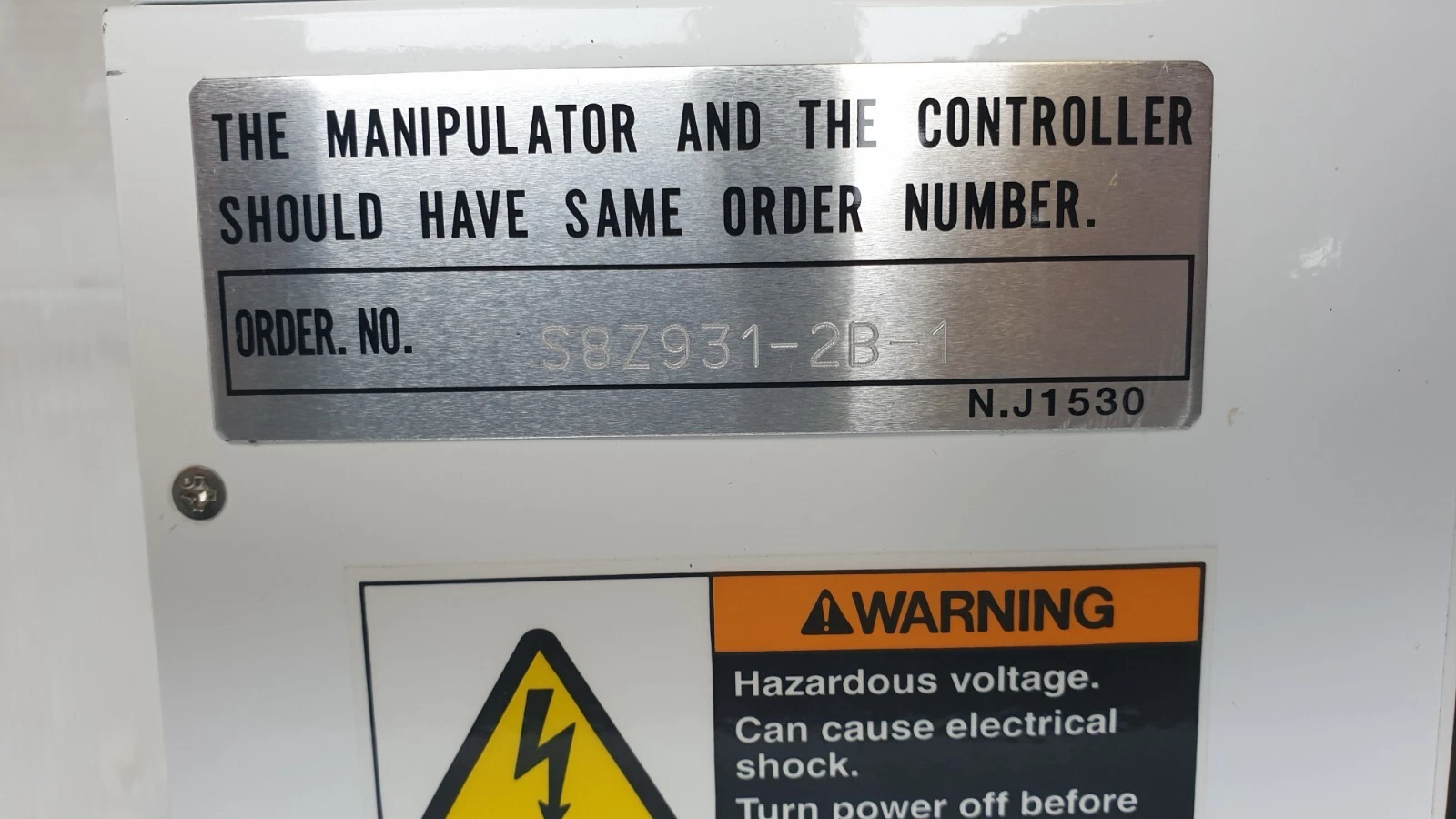 Plate on the Yaskawa controller: the manipulator and the controller should have the same order number