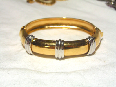 Goldfarbener, silberfarbener ovaler Armreif mit Scharnier