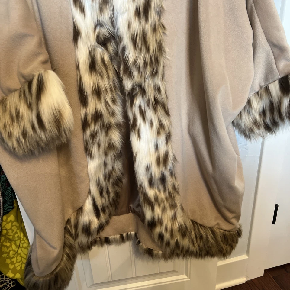 Poncho Capa Adrienne Landau Microfleece Bronceado Con Cuello y Puños de Piel Sintética 3X Foto 2 de 4