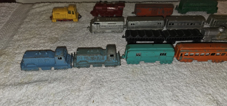 Lot of 15 Vintage Midgetoy Train Cars Lot Metal Blue Diesel Locomotive and Cars - Image 2 of 4