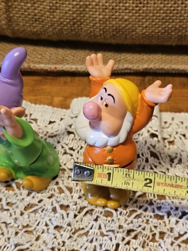 2 DISNEY Snow White SEVEN 7 DWARFS Figure DOPEY/SNEEZY PVC Figurine Vintage Toy - Picture 7 of 8