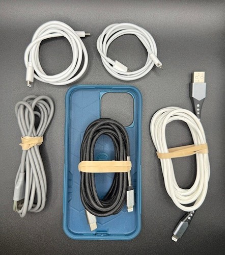 OtterBox Commuter Series Case for iPhone 14 Pro Max (Blue) + 5 lightning cords - 第 3/8 張圖片