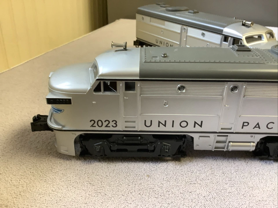 Williams Union Pacific (Silver) #2023 Alco AA Diesel Engine Set w/ True Blast 2 - Image 4 of 4