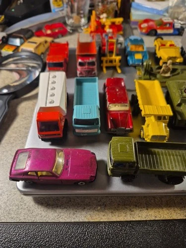 Matchbox Carry Case With Die-Cast 24 Vehicles Vintage Collection Handle missing