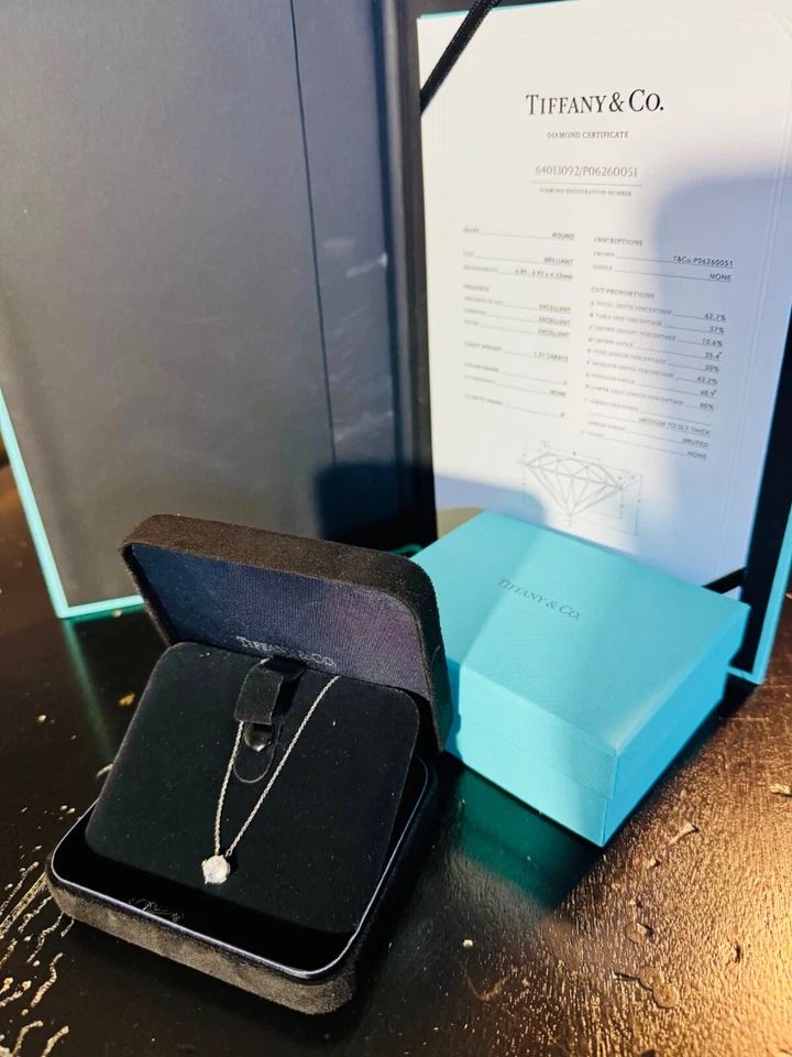 Collar Tiffany & Co. con diamante de 1,27 quilates internamente impecable Foto 2 de 4