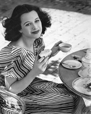 Hermoso momento relajante estampado 8x10 Hedy Lamarr #5400960