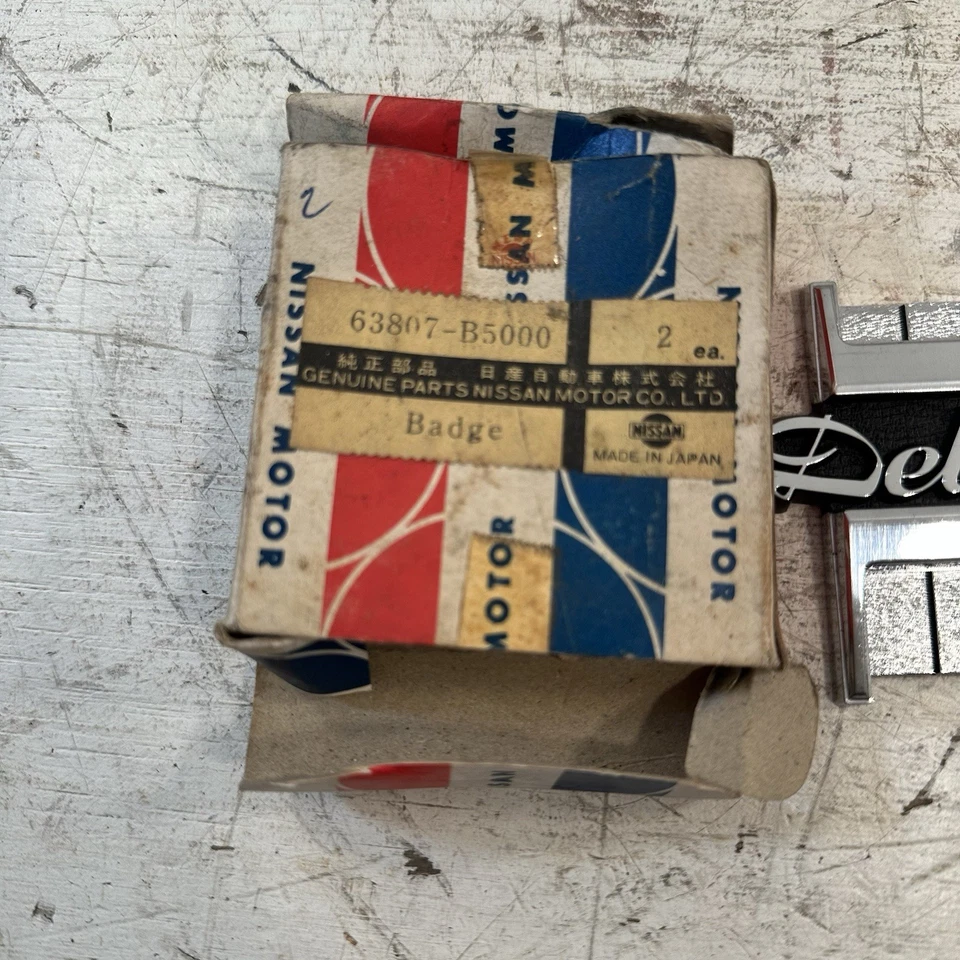 Vintage New OEM 63807B5000 Nissan 1976 Datsun 620 Pickup DELUXE Fender  Emblem - Image 4 of 4