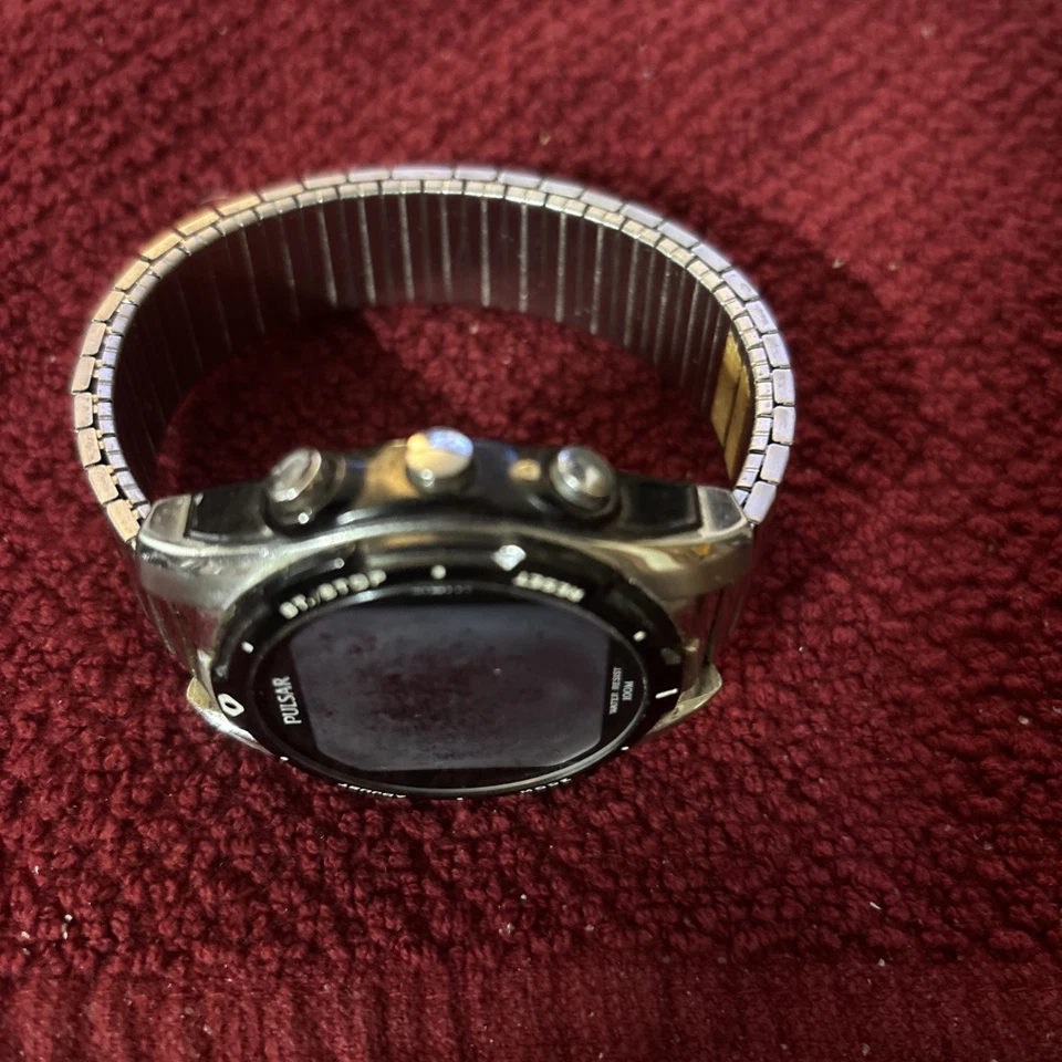 Pulsar PQ2011 Reloj Digital Acero Inoxidable Negro Poliuretano Banda Precio de Venta sugerido por el fabricante $185 Foto 2 de 2