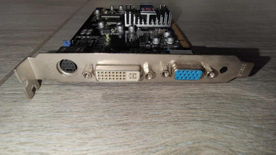 SCHEDA VIDEO GRAFICA ATI RADEON SAPPHIRE 7000 64MB DDR VGA TVOutput DVI-I PCI - Immagine 2 di 4