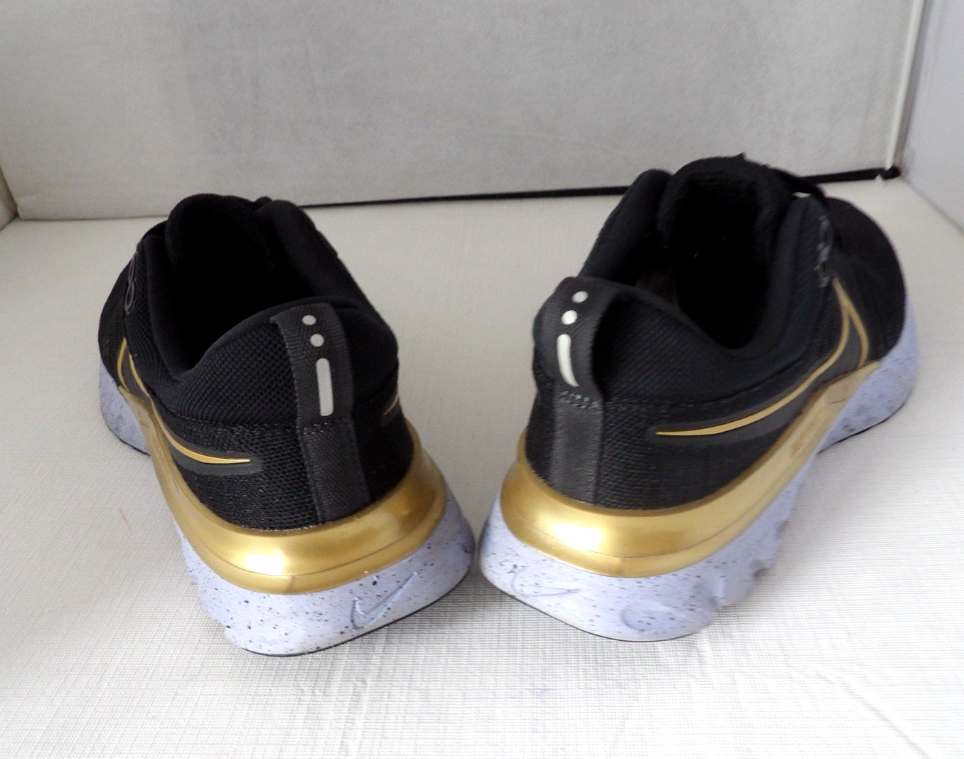 Authentic NIKE INFINITY RUN REACT Black/Gold Flyk… - image 5
