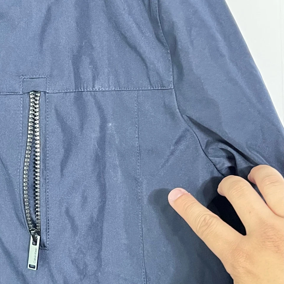 Chaqueta impermeable Calvin Klein para hombre talla L azul cuello polar bolsillos con cremallera completa Foto 2 de 4