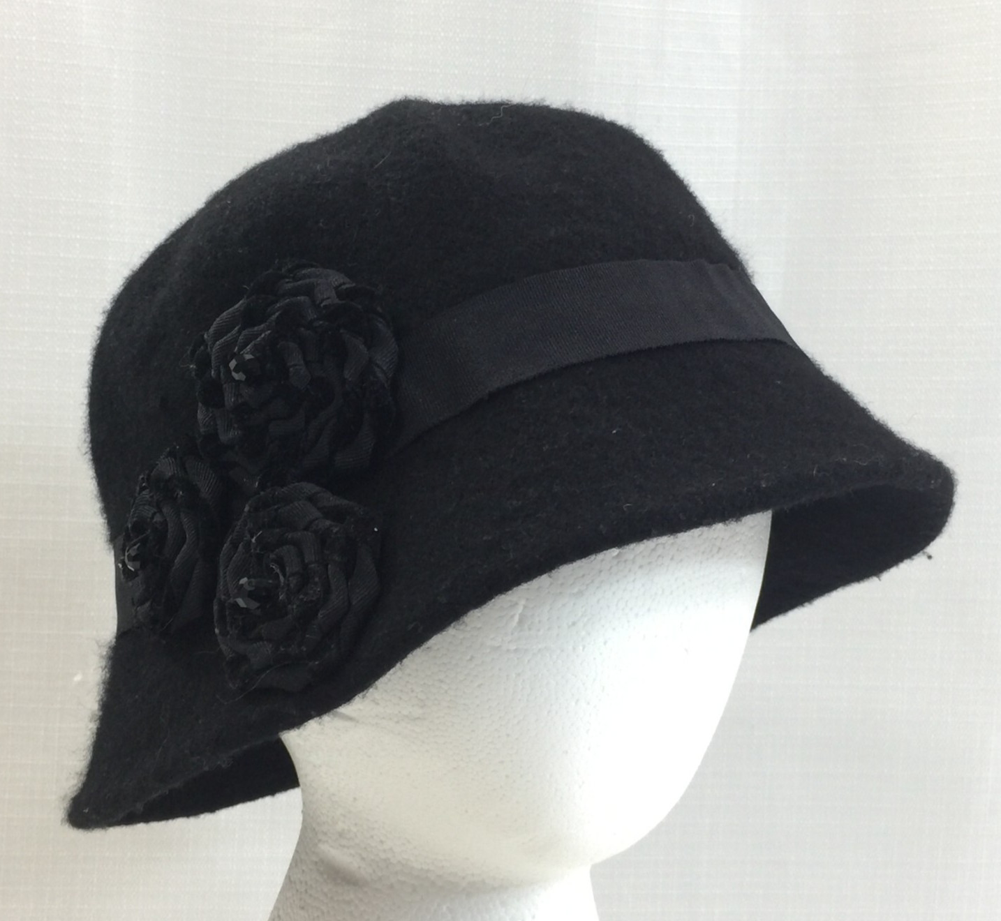 Nine West Womens Wool Felt Cloche Hat Black Floral Rosettes One Size