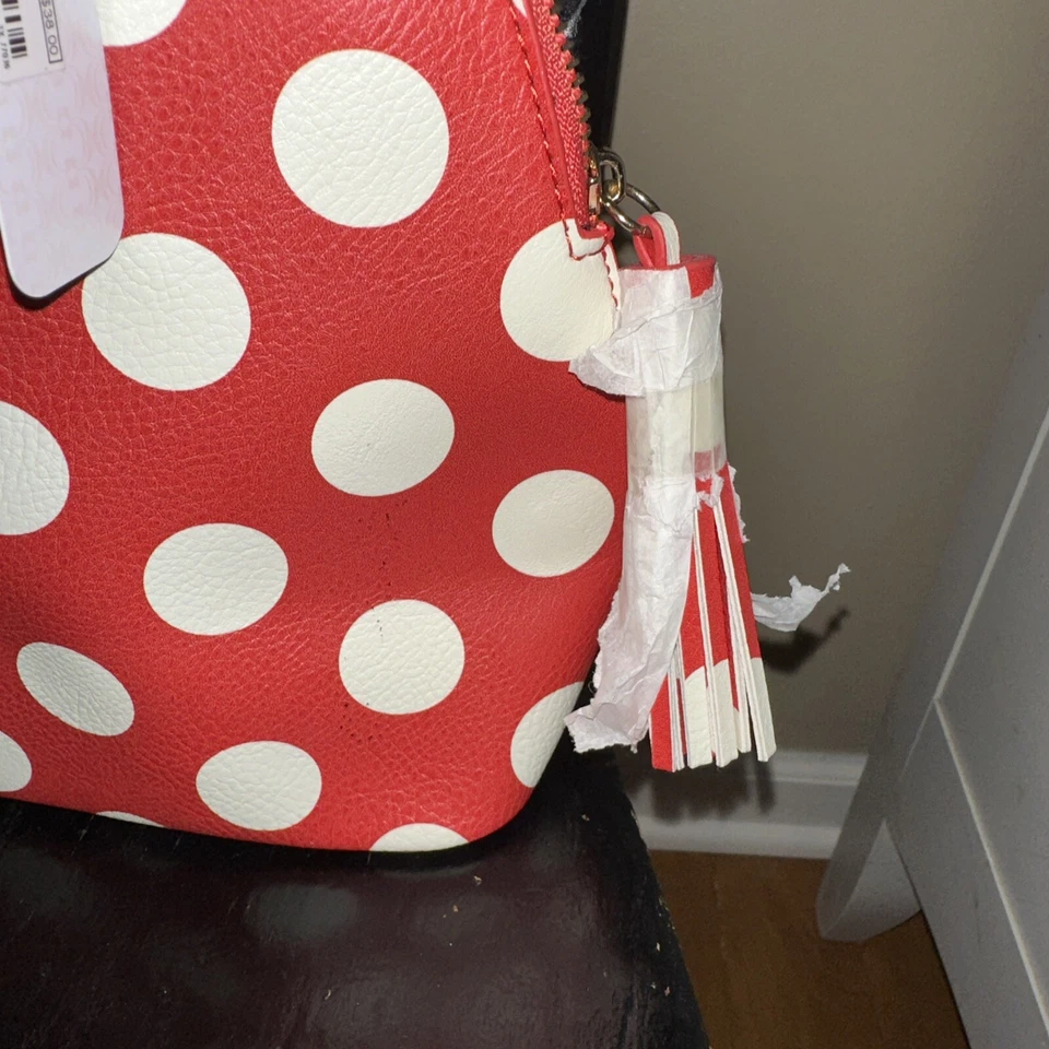 Charming Charlie Bolsa de Bolinhas Vermelha Média Nova Com Etiquetas Fecho com Zíper e Alça - Imagem 2 de 4