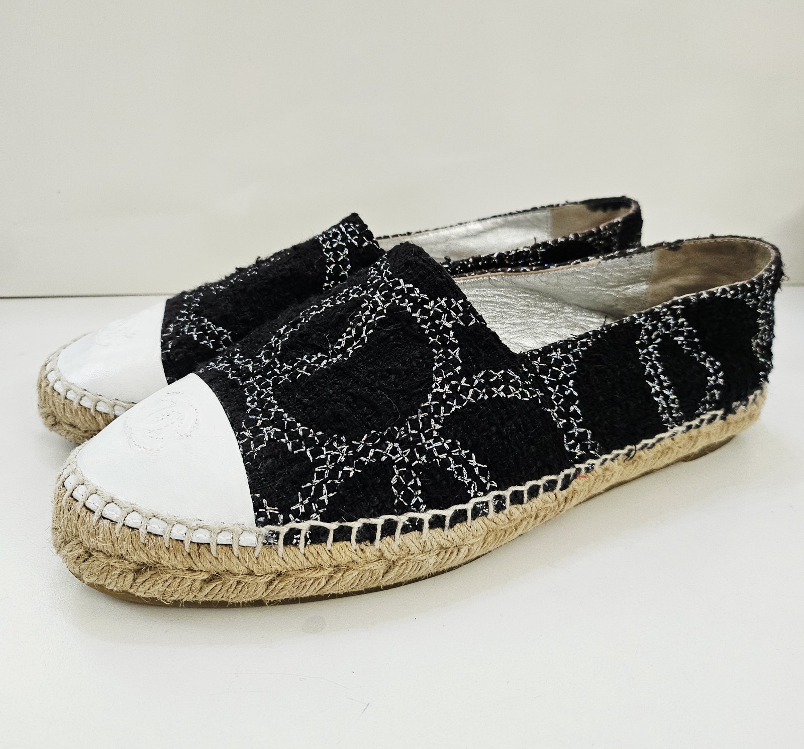 CHANEL ESPADRILLES Black & White Tweed & Leather 39 Authentic Rare CC Logo Flats