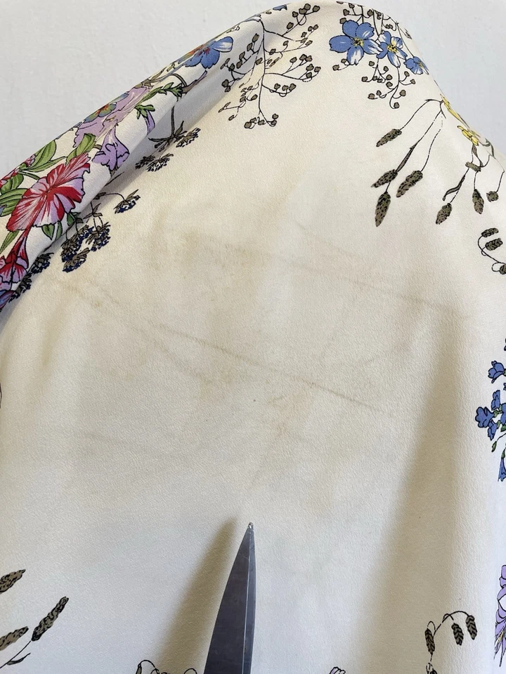 Bufanda de seda floral Y8#Gucci hecha en Italia vintage dobladillo enrollado a mano estampado botánico Foto 4 de 4