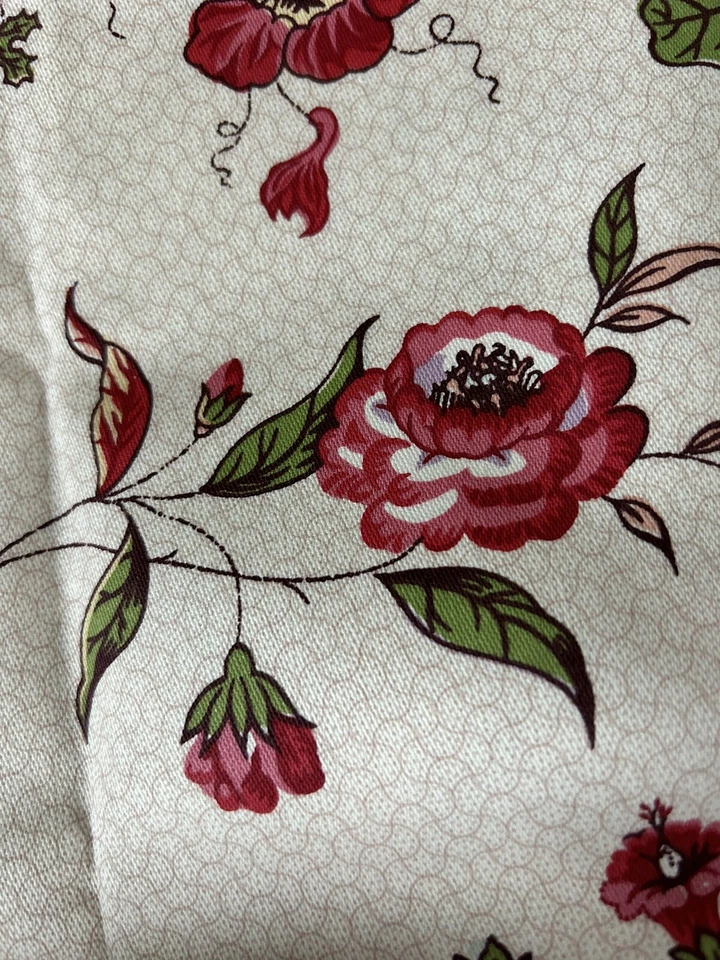 TELA LAURA ASHLEY 29” por 48” RAMBLING RECTOR Rosas Muestra Remanente Foto 2 de 4