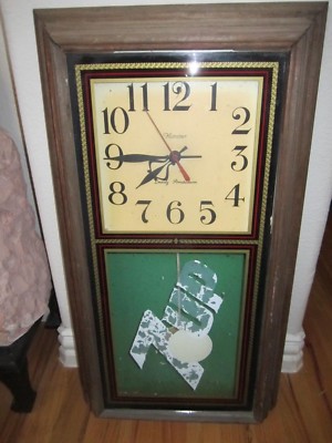 VINTAGE 7UP HANOVER QUARTZ CLOCK WITH PENDULUM - 25