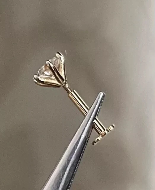 Pin de nariz para mujer de diamante creado en laboratorio de corte redondo de 2,5 mm con chapado en oro blanco de 14 K Foto 2 de 4
