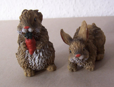 2 Hasen-Figuren; zus. 147 g. Der stehende hat einen kl. Schaden am Ohr.