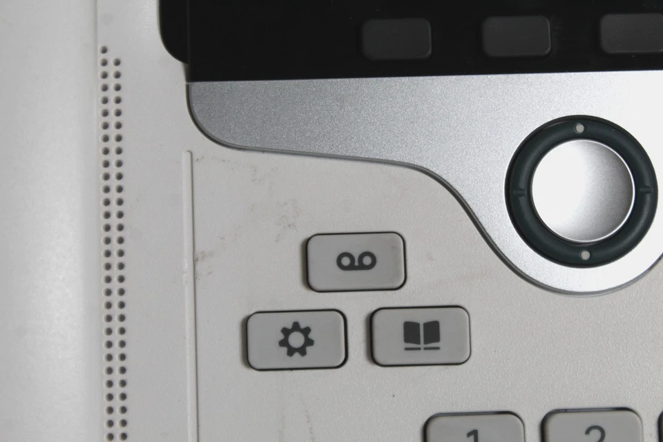 Лот из 5 белых офисных телефонов Cisco CP-7841-W-K9 IP UC с трубками и подставками - Изображение 3 из 4