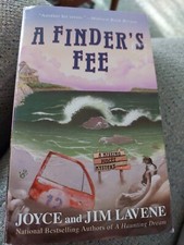 A Finders Fee (A Missing Pieces Mystery) by Joyce and Jim Lavene  BERKLEY PRIME 