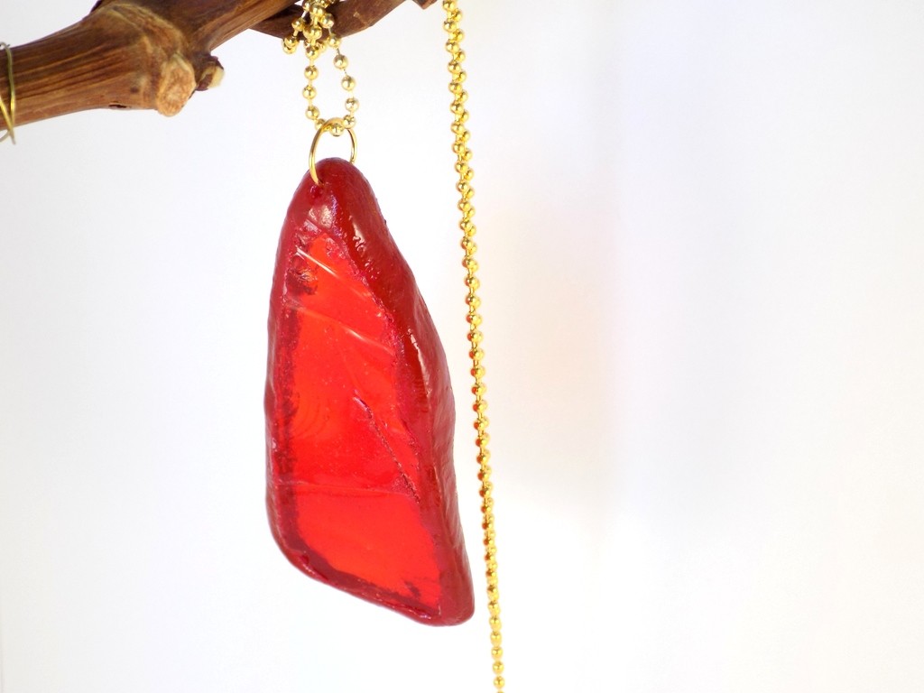 Sautoir doré à chaîne billes robuste et pendentif verre rouge anti-ternissement