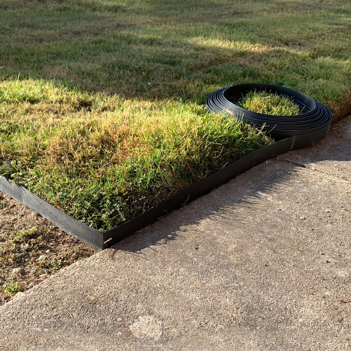 40m Garden Lawn Edging Flexible Plastic Edge Grass Border Edging & 160 Pegs