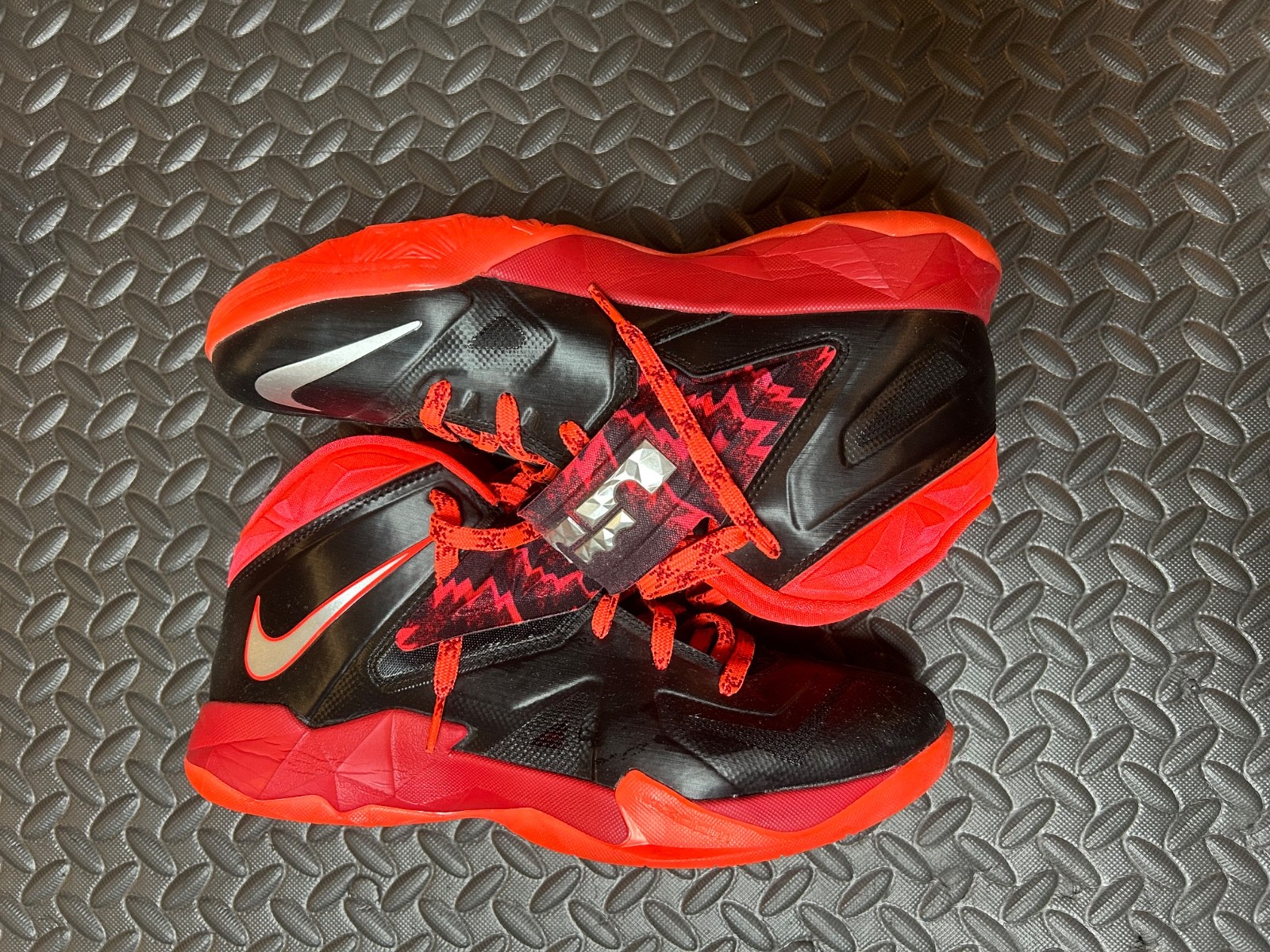 LeBron Size 10.5 - Nike Zoom Soldier 7 PP Black basketball shoes