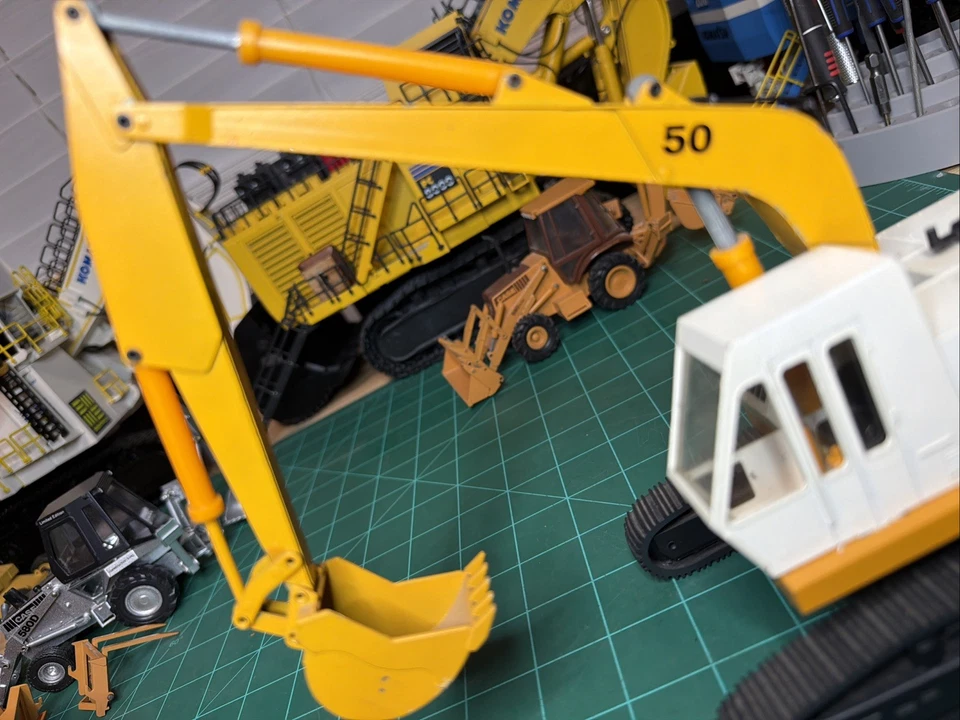 Case 296 Drott Excavator 50 1:35 Scale Die-Cast NZG Conrad  - Image 4 of 4