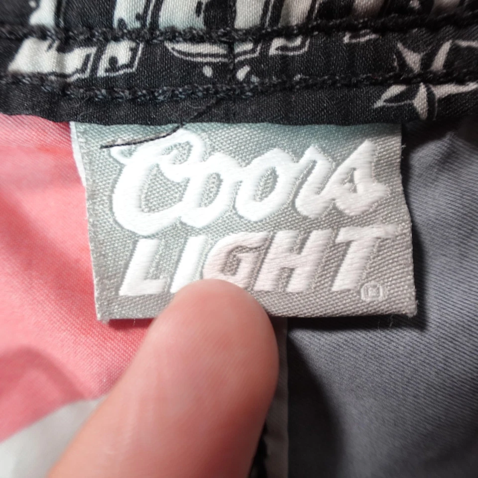Bermuda de banho Coors Light masculina 38 preta vermelha xadrez logotipo cerveja - Imagem 3 de 4