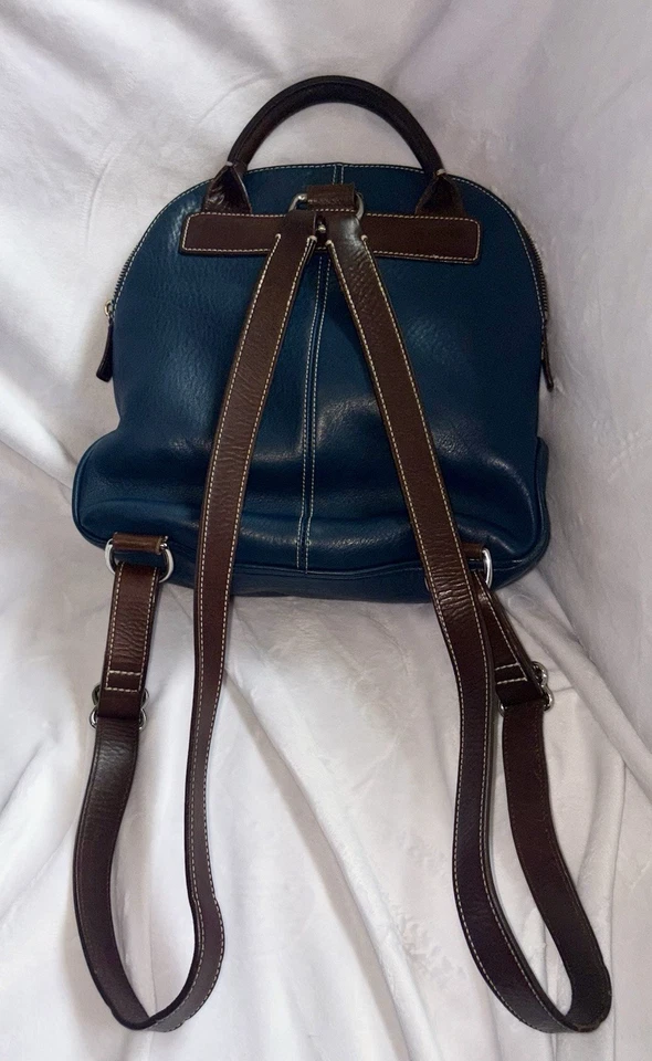 Mochila Dooney & Bourke azul oscuro con ribete de cuero marrón Foto 2 de 4