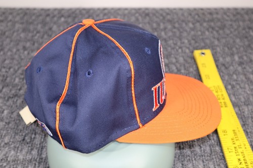 De colección Illinois Fighting Illini Sombrero Gorra El Juego Snap Back Script Logo Azul - Imagen 7 de 12