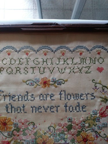 Antique Needlepoint w/ Black Forest Frame w/ Leaf Corners 21" x 20" - Picture 5 of 10