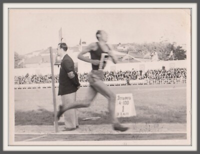 Contrast Motion Interesting couple Blurry runner Unusual composition photograph