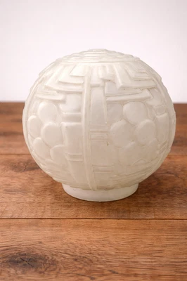 Globe boule ancien Art Déco 1930 verre dépoli moulé – motif géométrique & floral - Photo 1/4