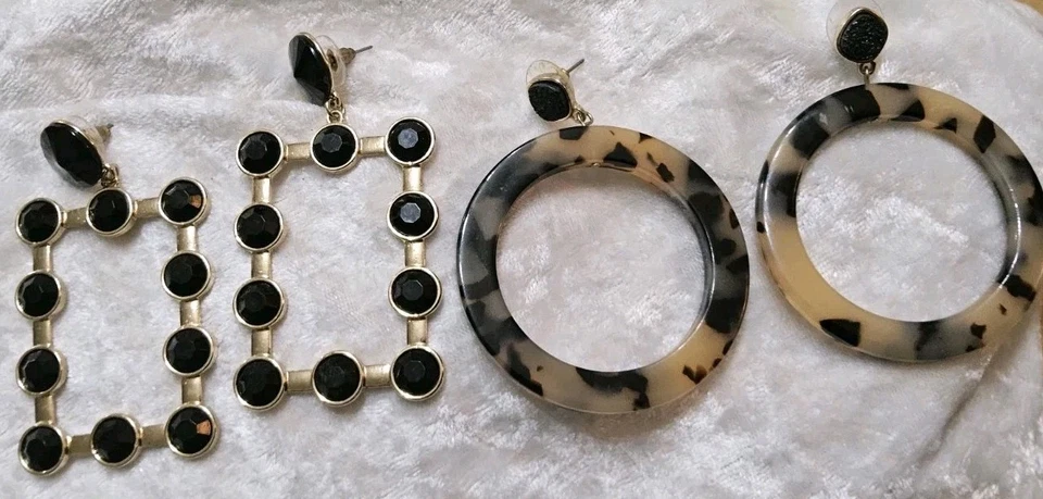 Paquete de aretes tipo argolla SugarFix negros druzy colgantes perforados lucite tortuga  Foto 2 de 4