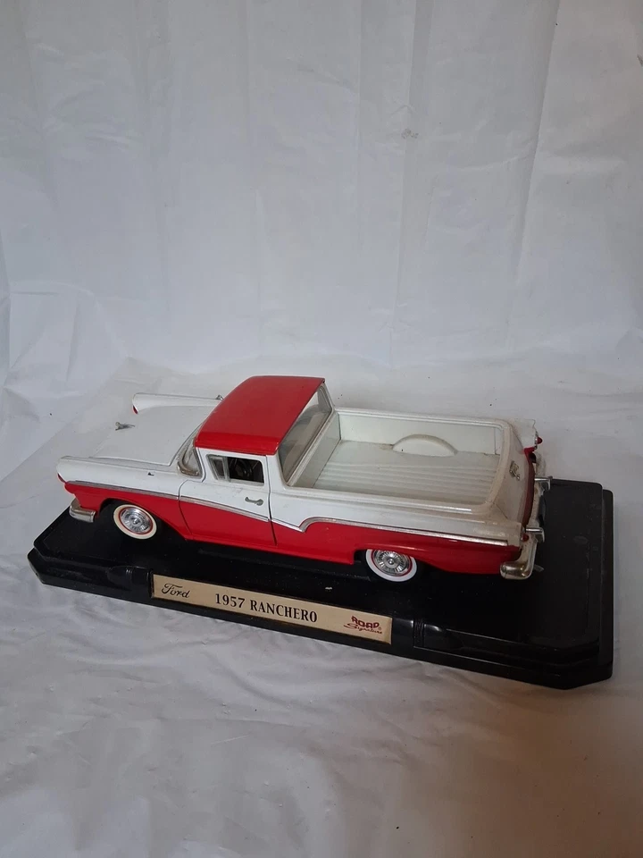 Ford Ranchero 1957 - escala 1/18 fundido a presión por Road Legends - color rojo/blanco Foto 3 de 4